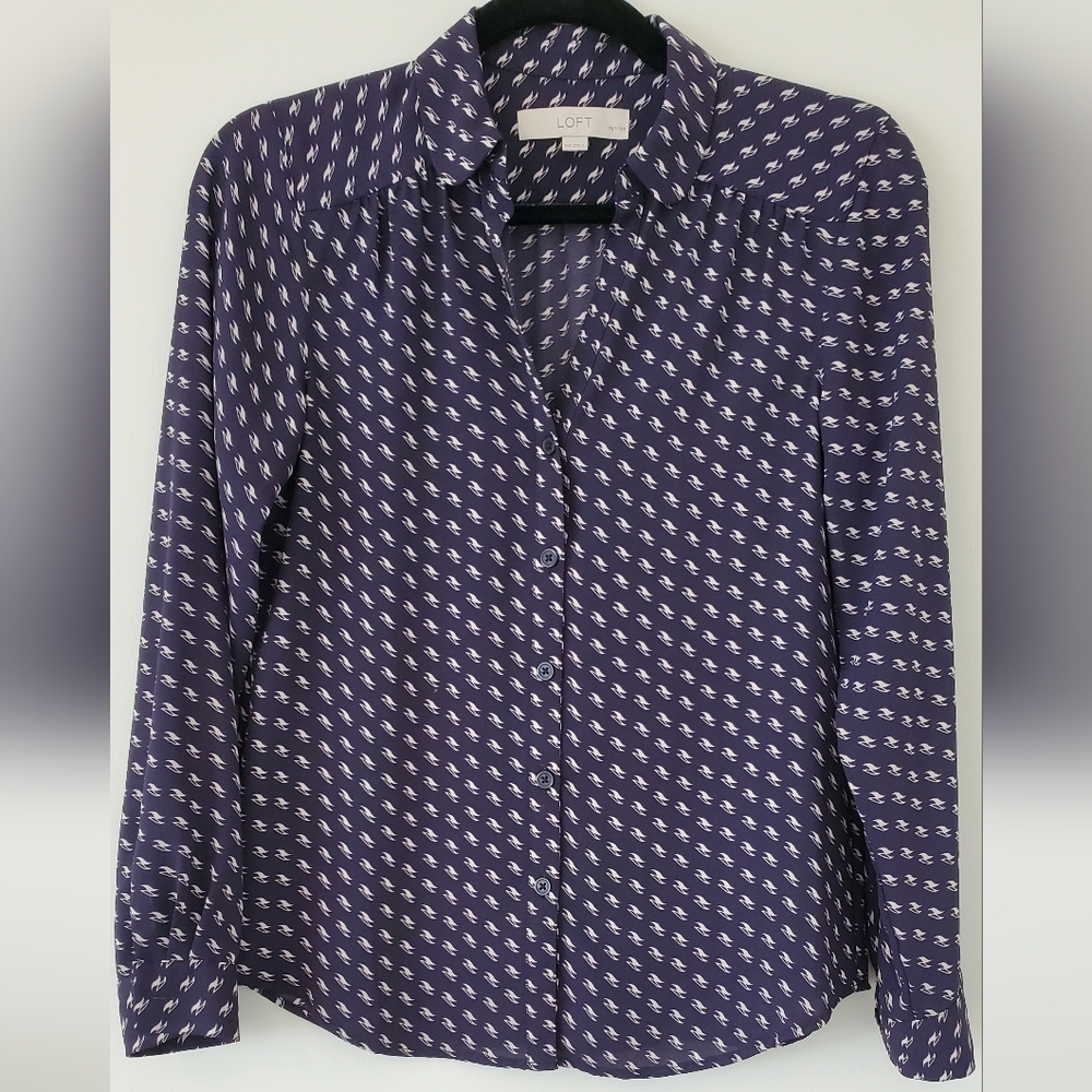 Never worn Loft navy and cream print long sleeve button up blouse size XSP